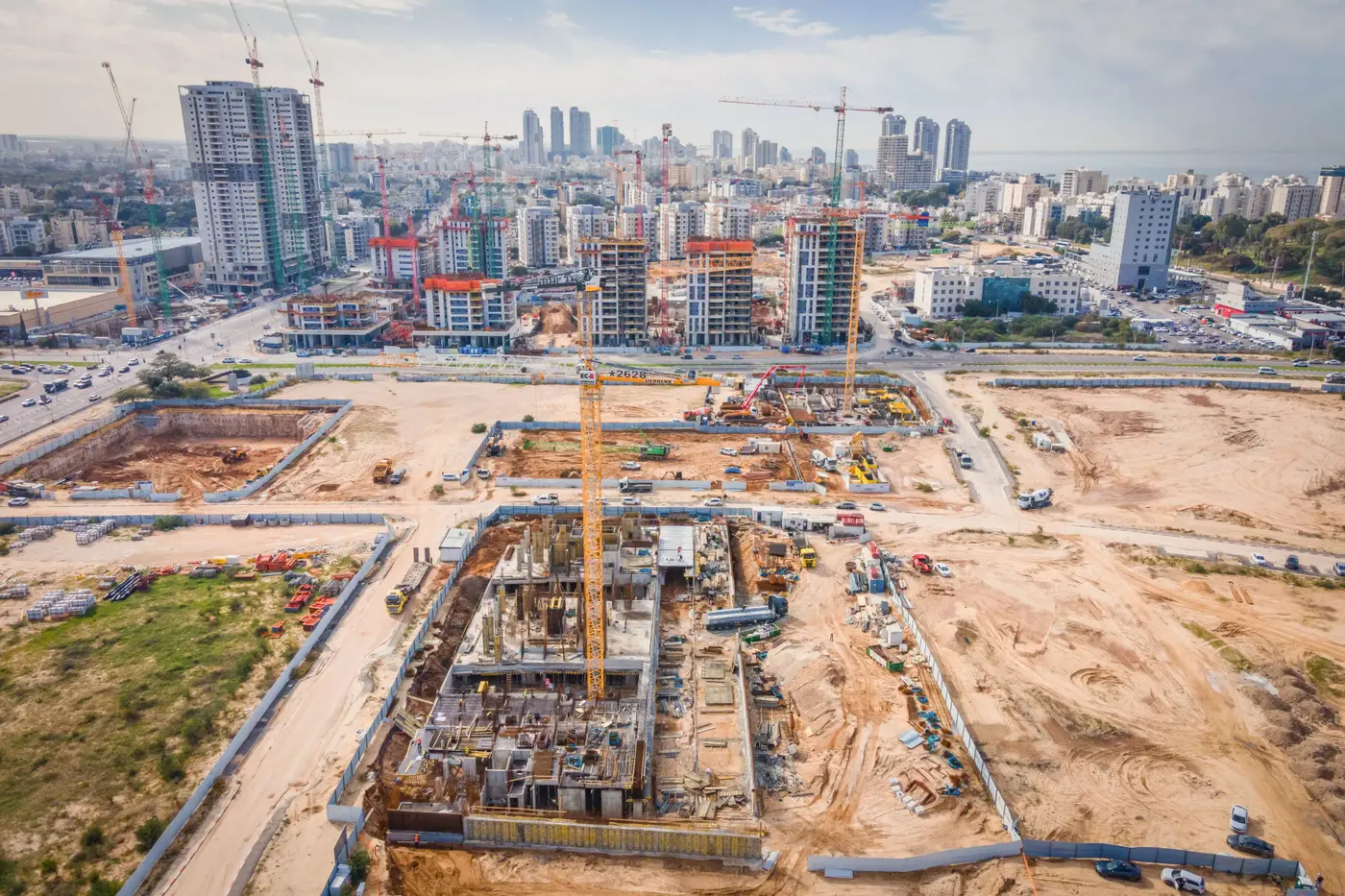 מחסור בעובדים בענף הבנייה - ביניני מגורים באשדוד.צילום פלאש 90, לירון מולדובן